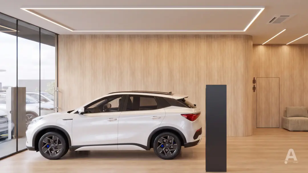 Render do showroom da eDrive, com um SUV elétrico branco em exposição diante de um painel de madeira